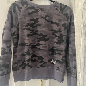 SoulCycle grey camo sweatshirt size mall